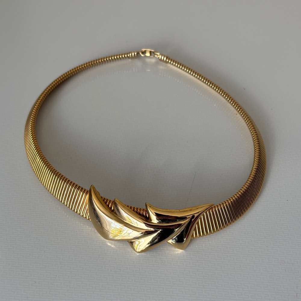 Elegant Gold Necklace with Leaf Design